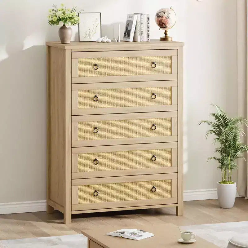 Cassettiera in Rattan per Camera da Letto con 5 Cassetti, Comò Alto 45'' con Grandi Cassetti e Ampio Armadietto per Vestiti, Cassettiera in Legno per Camera da Letto, Porta TV