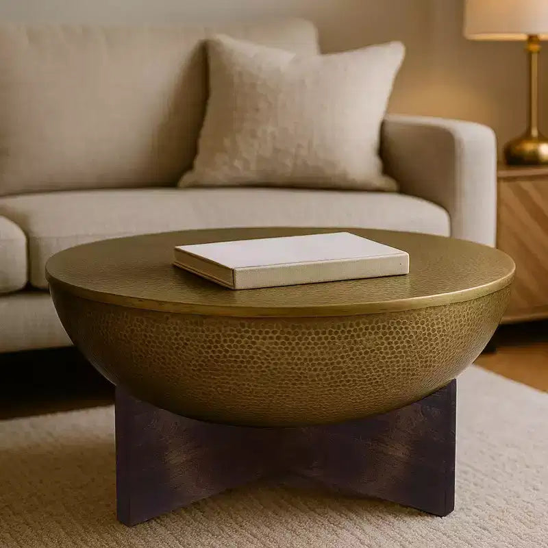 Tavolino Royal Hampton | Piano Rotondo in Metallo Martellato | Base in Legno di Mango | Ottone Anticato