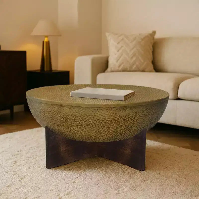 Tavolino Royal Hampton | Piano Rotondo in Metallo Martellato | Base in Legno di Mango | Ottone Anticato