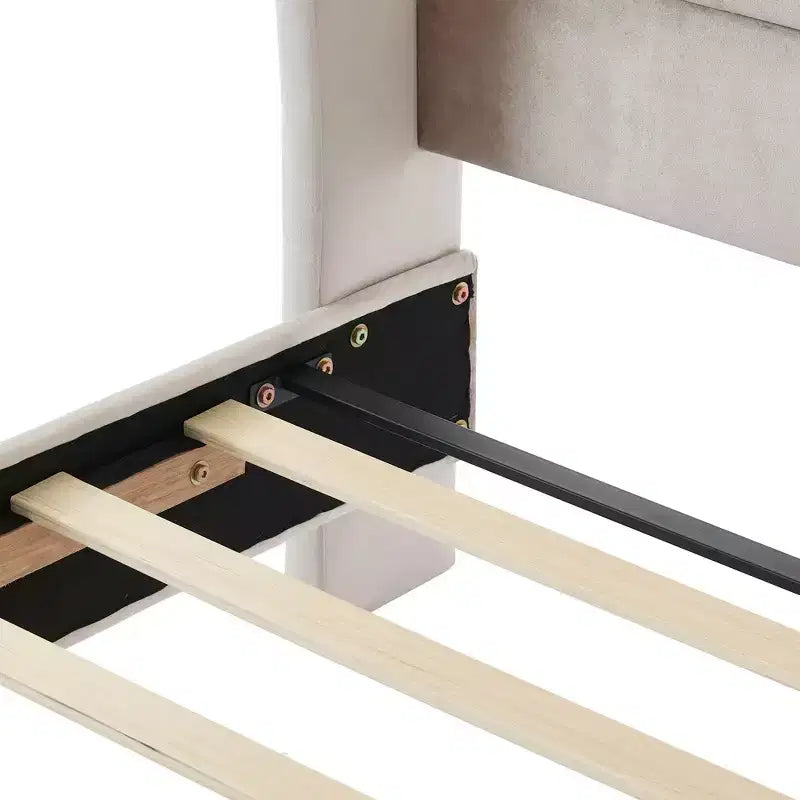Telaio Letto Queen a Slitta da 43,3'' con Testiera a Orecchioni, Pediera a Volute, Velluto Trapuntato a Bottoni, Ferramenta Antiruggine, Supporto Robusto